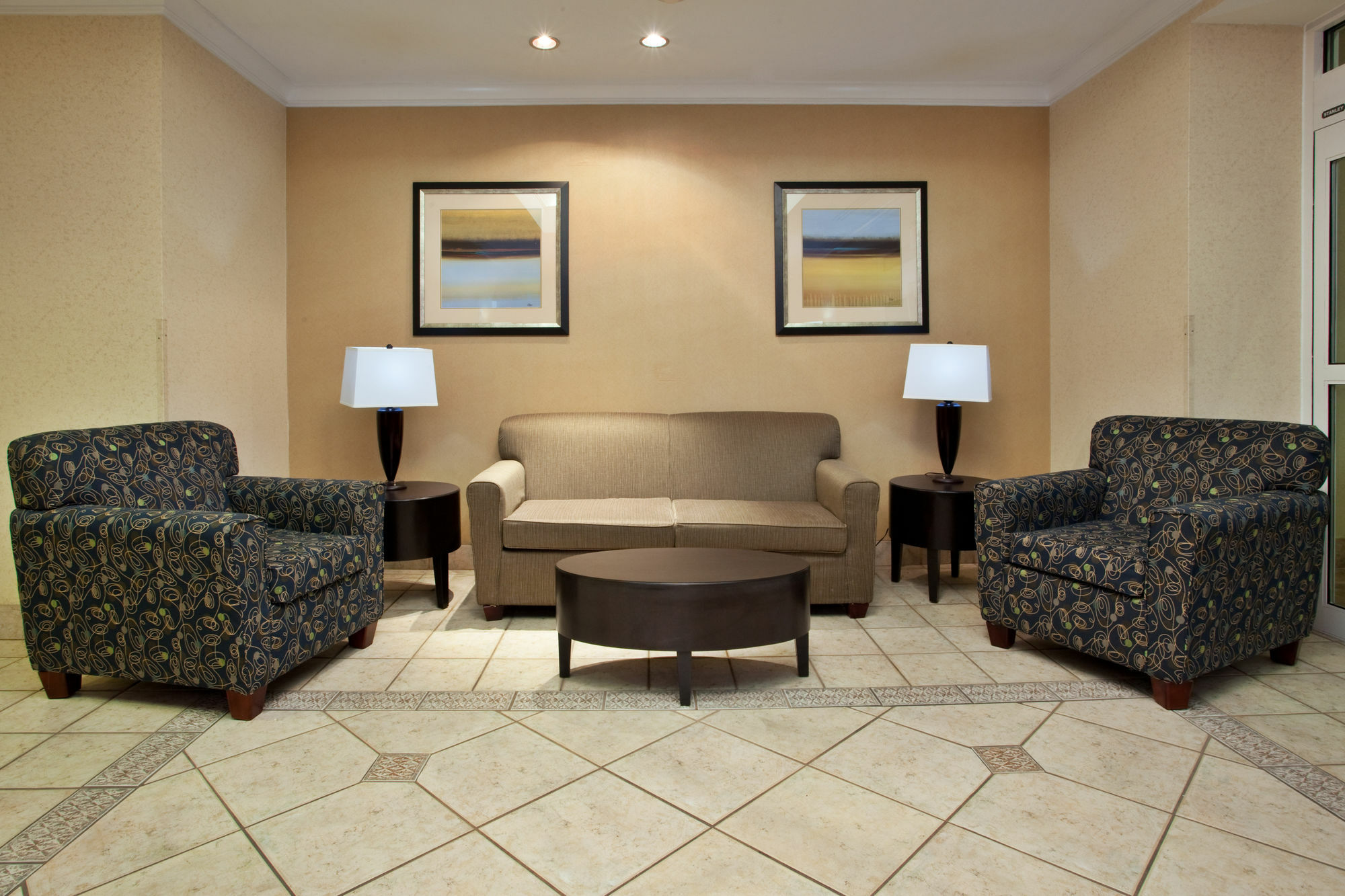 Holiday Inn Express Hotel & Suites Dublin By Ihg Екстер'єр фото