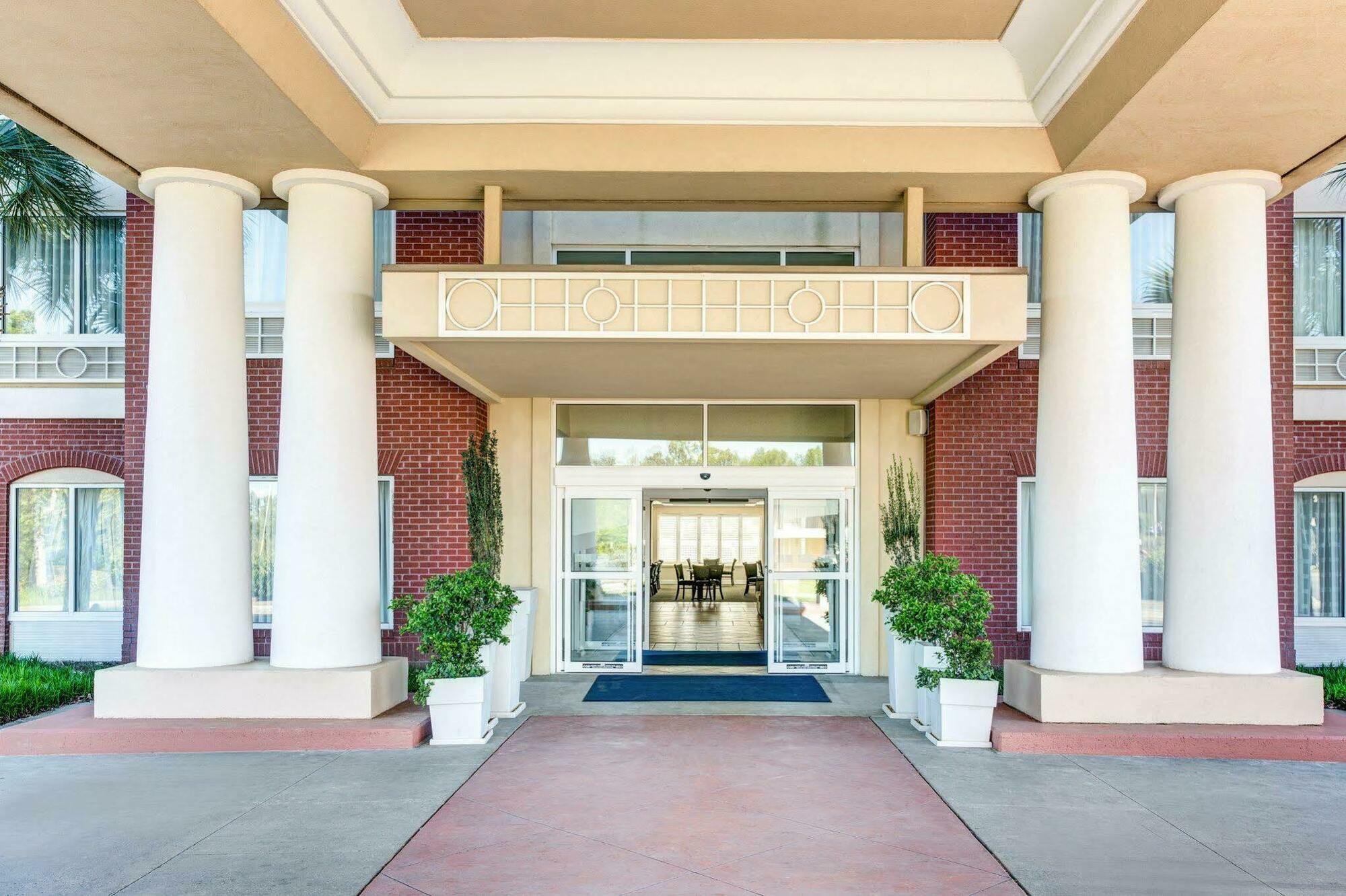Holiday Inn Express Hotel & Suites Dublin By Ihg Екстер'єр фото